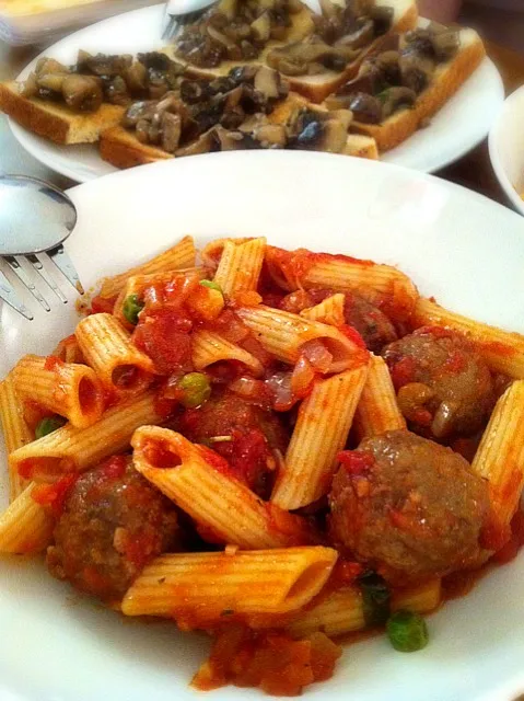 Mushroom bruschetta and penne in meatball tomato sauce with peas|karen limさん