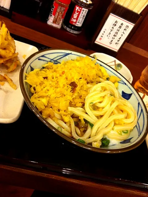 ぶっかけ（大）の冷たいやつ。天かす大盛り！温泉玉子と野菜のかき揚げ、ちくわ天も‼|Fumiaki Matsubaraさん