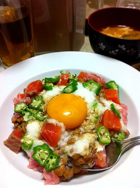 マグロのたたきとサーモンのネバネバ丼|美香さん