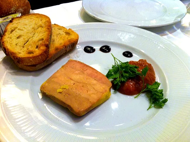 Foie gras de canard, chutney de rhubarbe, pain de campagne grillé|Mattさん