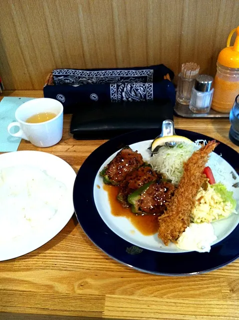 秋葉原 洋食工房 ジェンコのランチ、ピーマン肉詰めとエビフライの定食。結構このお店は人気で、11時半にはいっぱいなってしまいます。早めに！|kumaさん