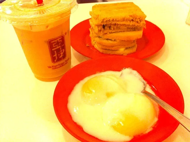 half-boiled eggs with kaya toast and ice milk tea. major love!|mystiqueさん