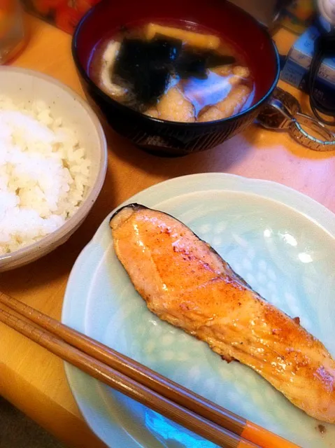 今日の晩ご飯！鮭のムニエルと味噌汁(^^) 作ってみたら質素w|ramuta mitohiさん