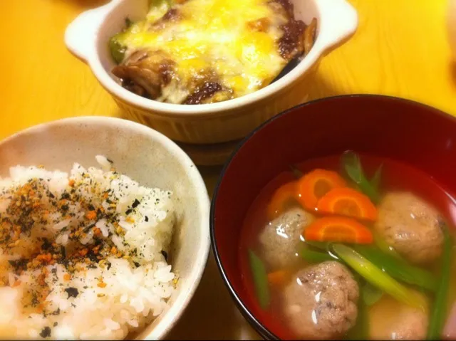 Snapdishの料理写真:晩ご飯。いわしのつみれ汁、ナスとピーマンとトマトの肉味噌チーズ焼き。|liccaさん