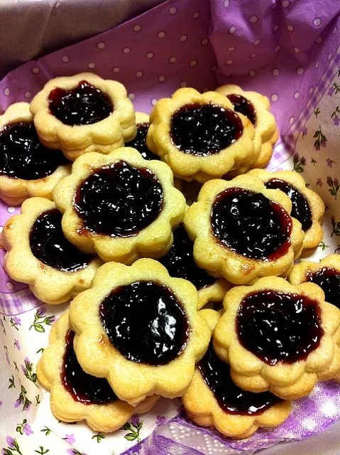 Snapdishの料理写真:black currant jam cookies 子供と作った黒すぐりジャムクッキー|Sakikoさん