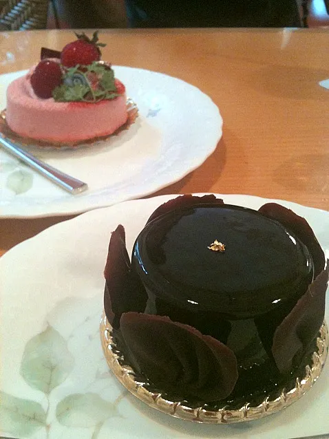 chocolate cake & raspberry cake<3|Aki Nakamuraさん