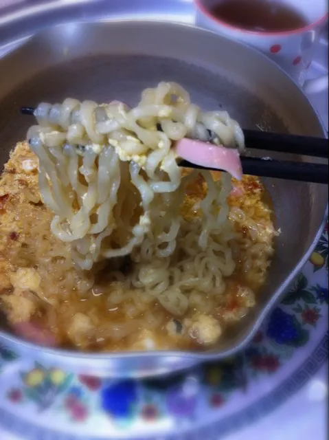 韓国みやげにもらったミニお膳でチゲラーメンを鍋のままで。|りっちょさん