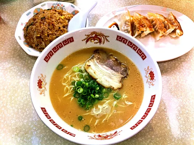 ラーメンAセット。とんこつラーメン、ミニチャーハン、餃子6個。|Yas Nakさん