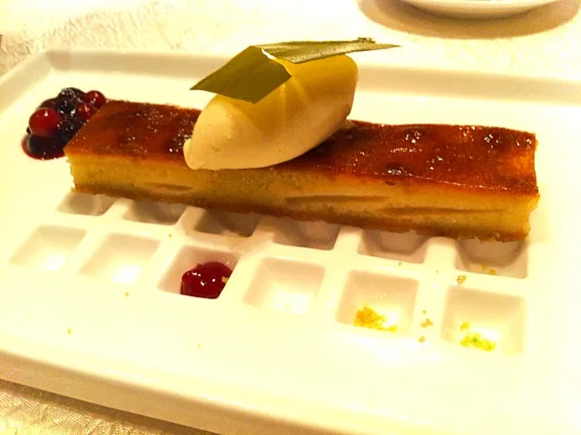 Almond Pear Tart Almond Soyu Ice-cream! YUM!|mystiqueさん