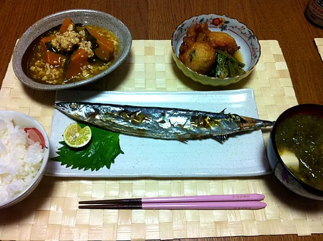 秋刀魚、カボチャの鶏そぼろあん、野菜天とチンゲン菜の甘辛煮、お味噌汁。|Angie44さん