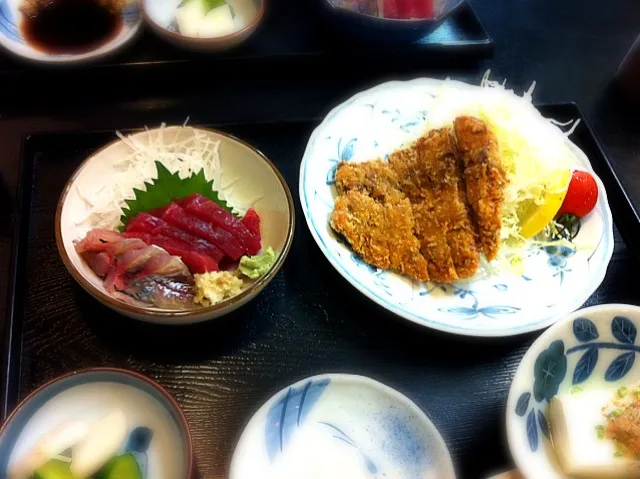 マグロかつと刺身定食1,000円。カツはサクサクだし刺身もいい魚だけど、ご飯お代わり200円っていうのがねぇ…|Toimanさん