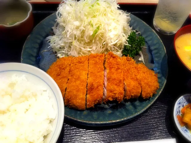 東銀座の裏路地でとんかつ。酒粕をつかった豚汁がたまらなーく旨い！|木本一花さん