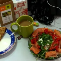 ripe red Romanian tomatoes, goat cheese, extra virgin olive oil, rucola side garnish, smoked salmon, a pinch of basil. american pancake, organic cream and straw|onFootさん