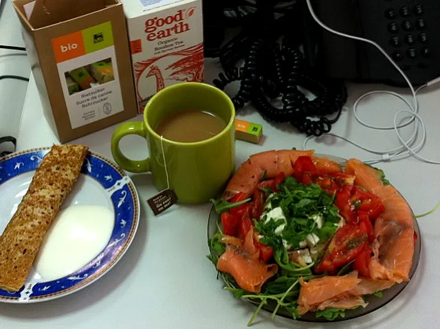 ripe red Romanian tomatoes, goat cheese, extra virgin olive oil, rucola side garnish, smoked salmon, a pinch of basil. american pancake, organic cream and straw|onFootさん