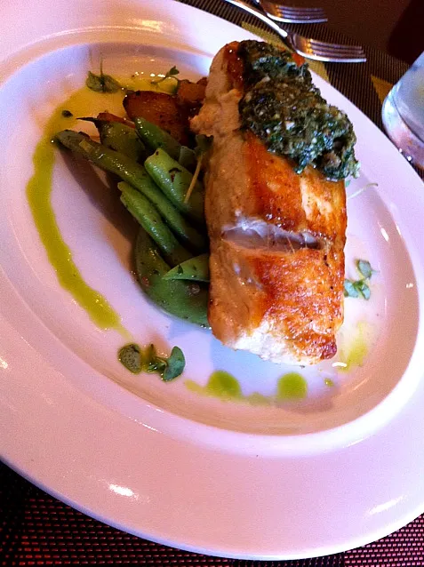 Macadamia nut crusted halibut with basil pesto spread, snap pead and fingerling potatoes.|jessさん