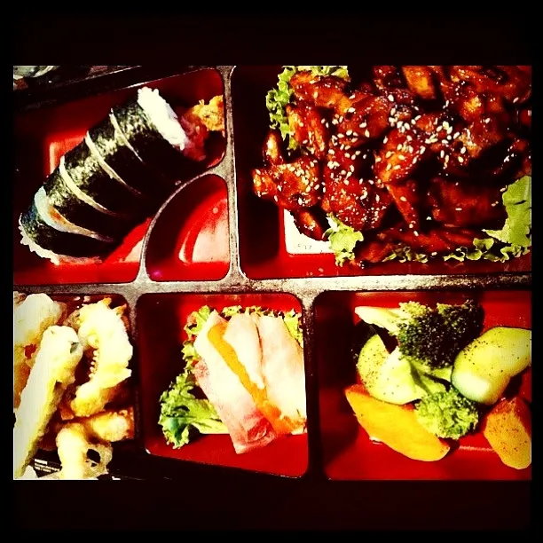 Bento box w/ spicy tuna roll, teriyaki chicken, vegetable tempura|jessさん