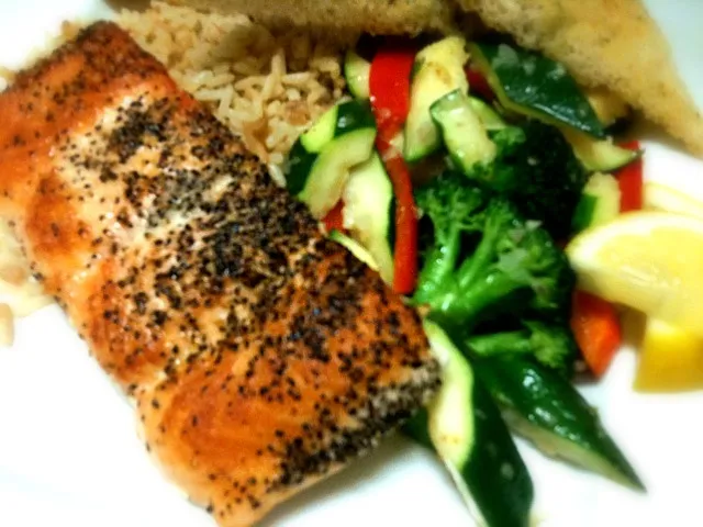 Baked halibut with rice, steamed veggies and garlic bread|jessさん