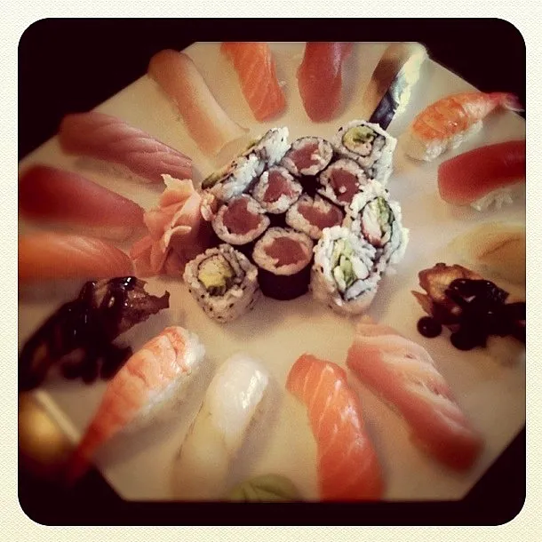 Snapdishの料理写真:Sushi sampler platter - sushi for couples|jessさん