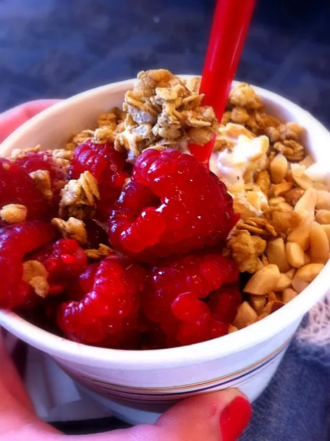 Vanilla yogurt with nuts, granola and raspberries... breakfast!|jessさん