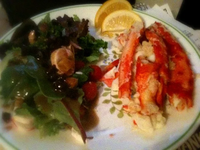 Snapdishの料理写真:Fresh king crab legs with salad|jessさん