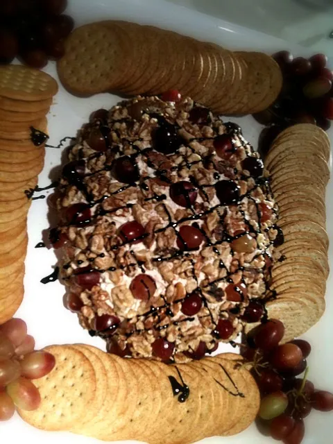 Cream cheese ball covered in walnuts, grapes and balsamic glaze|jessさん