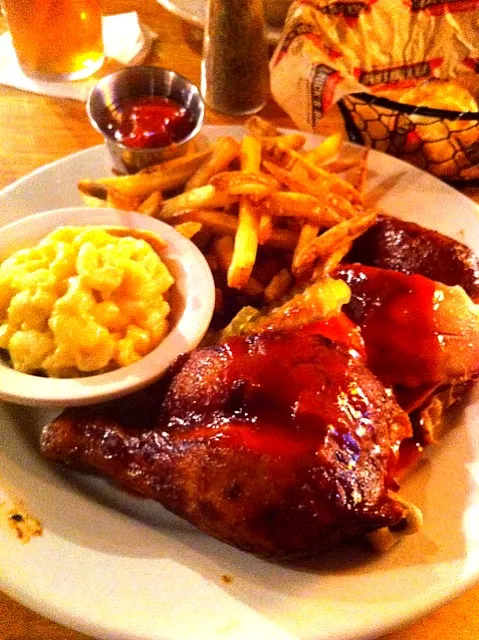 Snapdishの料理写真:BBQ Chicken with Mac and Cheese and fried|Danyelle McBroomさん