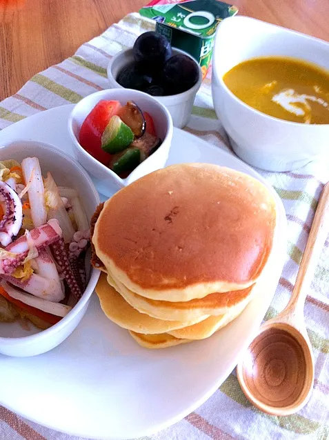 朝食 ホットケーキ、白菜とイカのスチーム、夏野菜サラダ、南瓜スープ|よ〜んさん