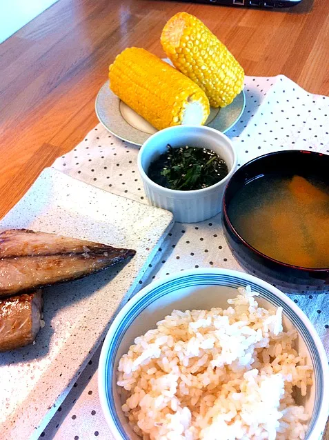 朝食 発芽玄米、焼き鯖、もずく酢、とうきび、南瓜のお味噌汁|よ〜んさん