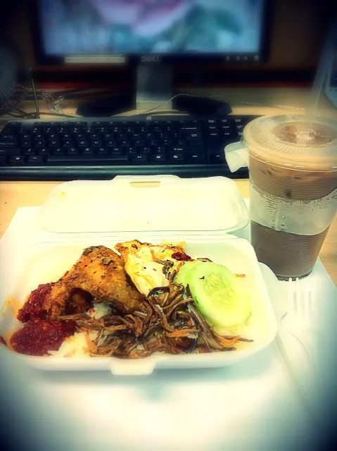 Snapdishの料理写真:nasi lemak & ice milo|Nurさん