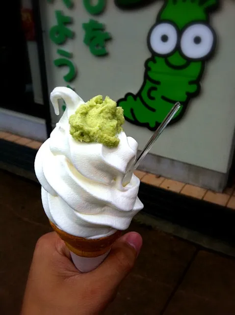 Soft-serve ice cream flavored with green horseradish paste|Toru Kubotaさん