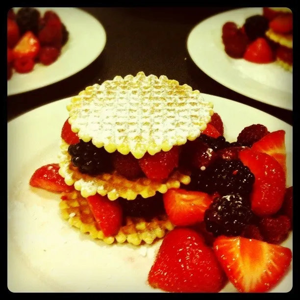 dessert with waffels, lemoncurd, rasberries, strawberries and blackberries|Coen Doumaさん