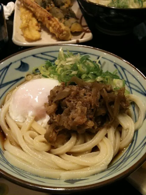 肉ごぼうぶっかけうどんを頼んだのに肉玉になってる(^^;;。違うよ〜、チェンジして〜と言えなかったおいらなり。|しーさん