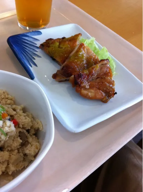 鳥の味噌焼きとおからのおかずで。いつもの学食にて。ヘルシー志向に憑依されたもよう。|yxxtsさん