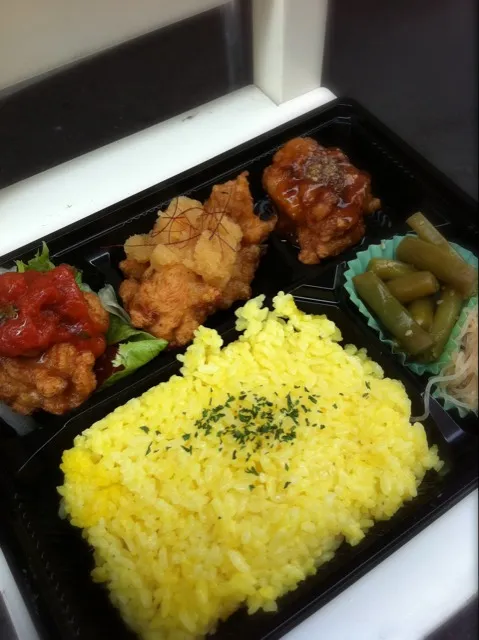 Snapdishの料理写真:本日から登場！唐揚げ弁当¥500。なななんと、3種類テイストの唐揚げが楽しめる(^O^)／|sayumi.sさん