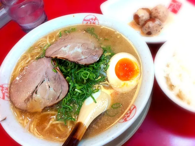 Snapdishの料理写真:醤油ラーメン。お昼はサービスで麺大盛りかライスかサラダが選べる。さらに月火木金はおかず一品つき。今日はマヨソース肉だんご。|liccaさん