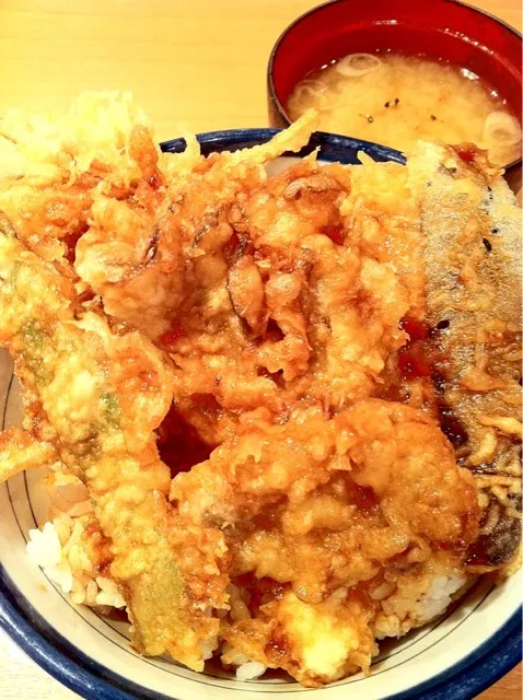 秋の国産野菜天丼（にんじんとごぼうのかき揚げ、おうぎ茸、まいたけ、なす、さつまいも、平莢いんげん） #昼ごはん #昼飯 #丼|Takashi H.さん