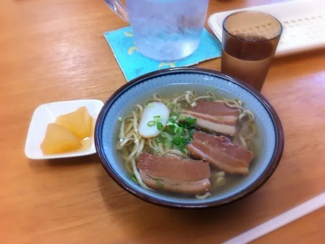 Snapdishの料理写真:三枚肉そば|みくさん