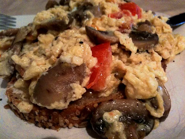 scrambled eggs wirh mushrooms and tomatoes on whole grain bread|triniさん