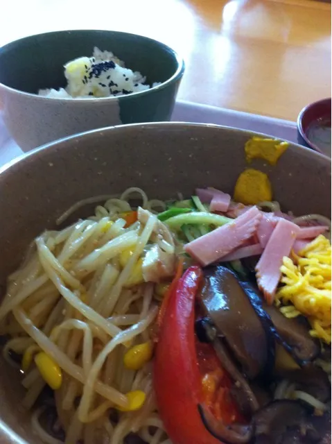 Snapdishの料理写真:冷やし中華とサツマイモご飯で。いつもの学食にて。麺がのびててザンネン。|yxxtsさん