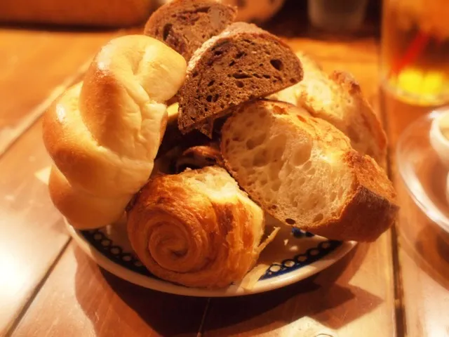 ツオップの朝食、山盛りのパン|sawa miuraさん