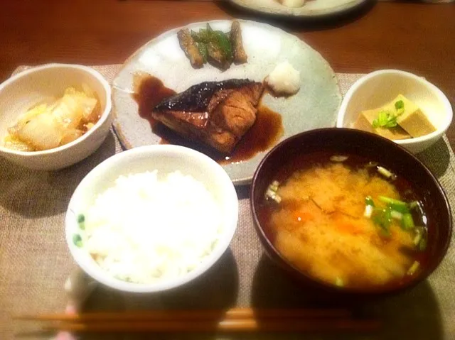 Snapdishの料理写真:ブリ照り、なす味噌、白菜ぽんず、高野豆腐、大根人参みそしる。|aichiさん