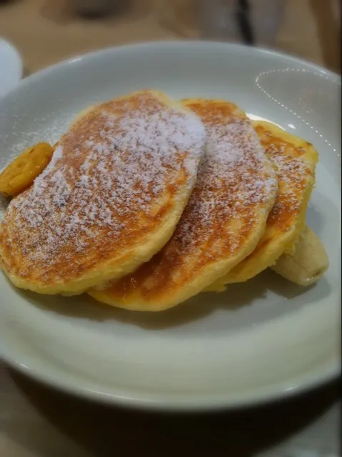 Snapdishの料理写真:リコッタパンケーキw/フレッシュバナナ、ハニーコームバター|おまささん