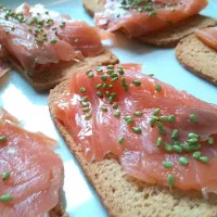 Snapdishの料理写真:smoked salmon on toast with wasabi coated sesame seeds and a pinot blanc|Benjamin van Gelderさん