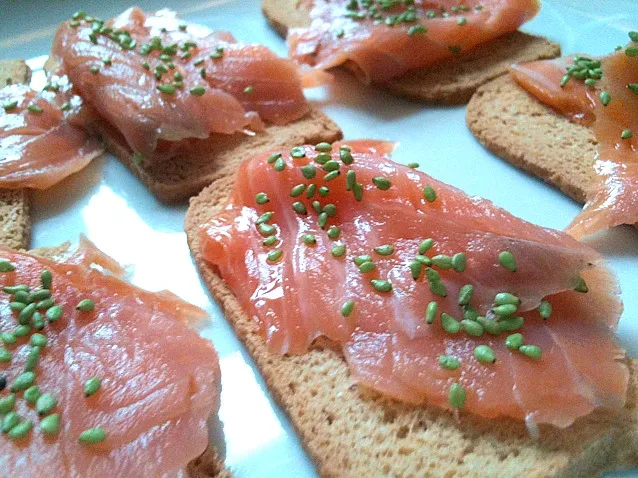 smoked salmon on toast with wasabi coated sesame seeds and a pinot blanc|Benjamin van Gelderさん