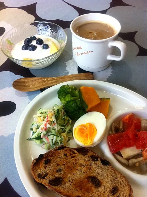 Snapdishの料理写真:カニかまサラダとゆで卵の朝食|ケイさん