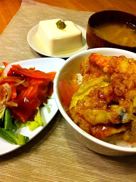 Snapdishの料理写真:夕飯 天丼、お味噌汁、冷奴、サーモンの梅醤油和え|よ〜んさん