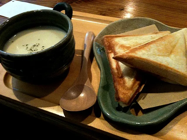 トマトとチーズのホットサンド、ポタージュスープ。あつつつ。|ミホ@なごやさん