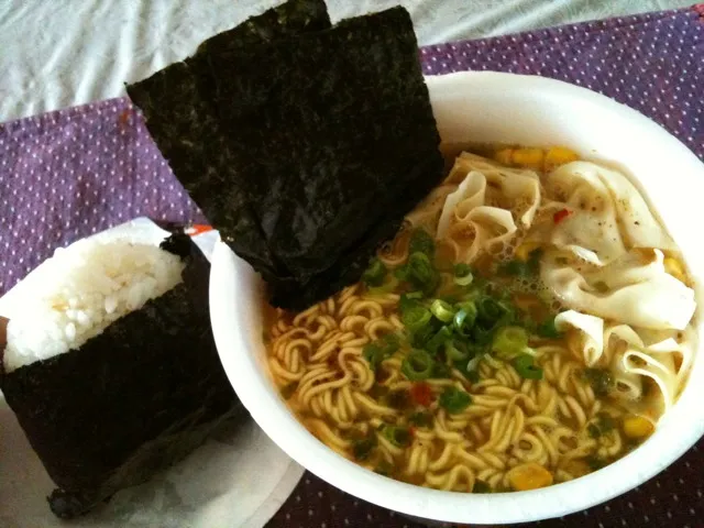 手抜き飯（カップワンタン麺、おにぎり）|純さん