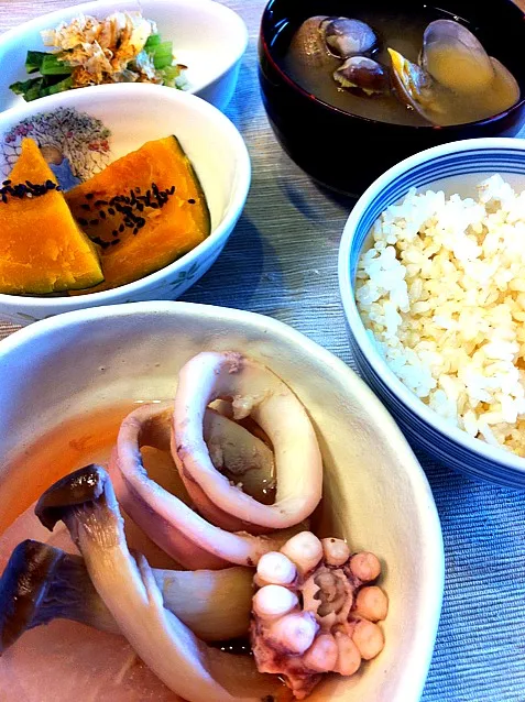 朝食 イカと大根の煮物、塩カボチャ、小松菜のお浸し、アサリのお味噌汁、ご飯|よ〜んさん