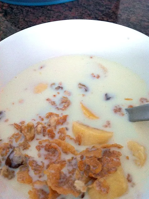 Snapdishの料理写真:Banana nut crunch w/ fresh bananas! (;|Samantha Teoさん